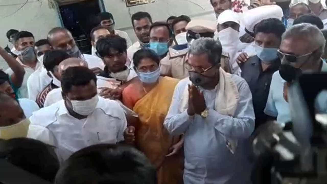 ದೇವಾಲಯಕ್ಕೆ ಹೊರಗಿನಿಂದಲೇ ಕೈ ಮುಗಿದು ನಡೆದ ಮಾಜಿ ಸಿಎಂ ಸಿದ್ದರಾಮಯ್ಯ ದೇವಾಲಯಕ್ಕೆ ಹೊರಗಿನಿಂದಲೇ ಕೈ ಮುಗಿದು ನಡೆದ ಮಾಜಿ ಸಿಎಂ ಸಿದ್ದರಾಮಯ್ಯ