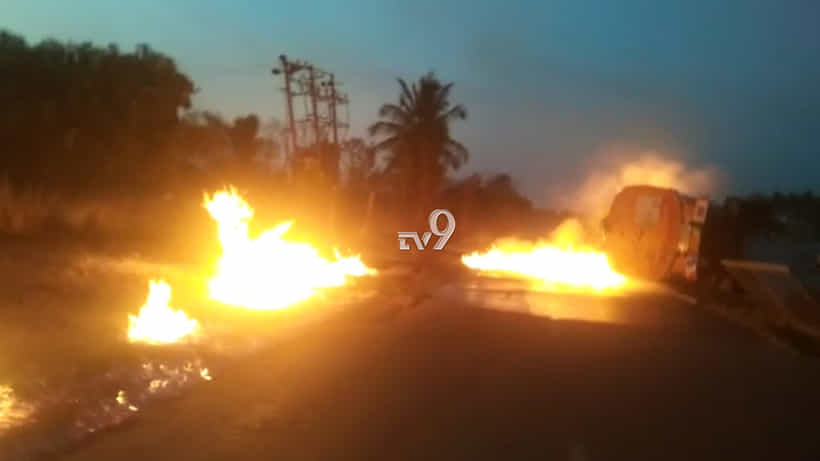 ಚಾಲಕರೇ ಇರಲಿ ಎಚ್ಚರಾ! ಟೈರ್ ಬ್ಲಾಸ್ಟ್ ಆಗಿ ನಡೀತು ಅವಘಡ