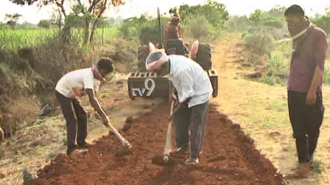 ಕೊರೊನಾ ಭೀತಿ ನಡುವೆ ಗ್ರಾಮಸ್ಥರಿಂದ ಮಹತ್ಕಾರ್ಯ, ಸ್ವಂತ ಹಣದಲ್ಲೇ ರಸ್ತೆ ನಿರ್ಮಾಣ