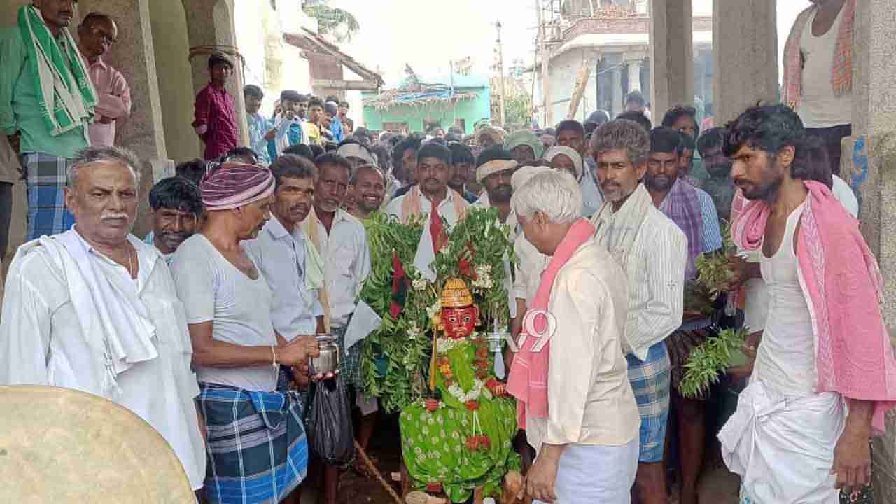 ಹೆಮ್ಮಾರಿಯ ಓಡಿಸಲು ಈ ಗ್ರಾಮದಲ್ಲಿ ಕೊರೊನಮ್ಮ ಪೂಜೆ ಮಾಡಿದ್ರು