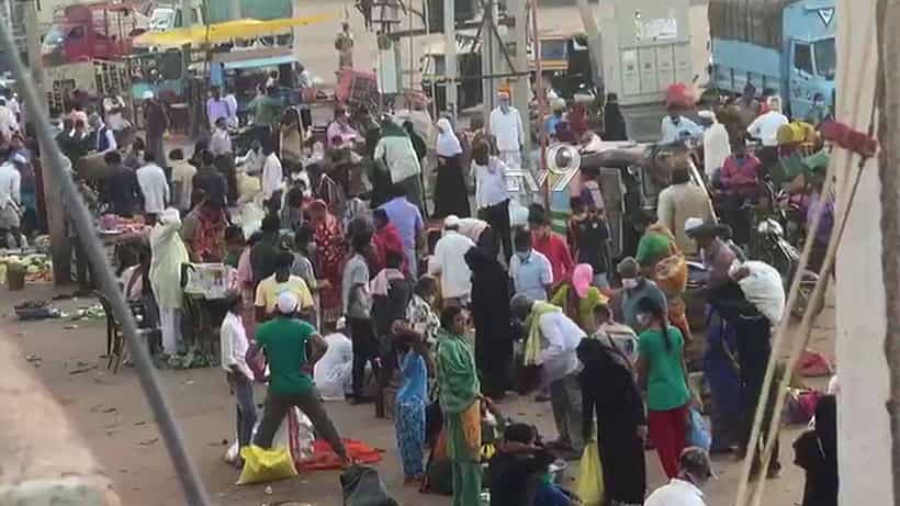ರೆಡ್ ಝೋನ್ನಲ್ಲಿದ್ರೂ ನಿರ್ಲಕ್ಷ್ಯ, ತರಕಾರಿ ಖರೀದಿಗೆ ಮುಗಿಬಿದ್ದ ಕುಂದಾನಗರಿ ಜನ