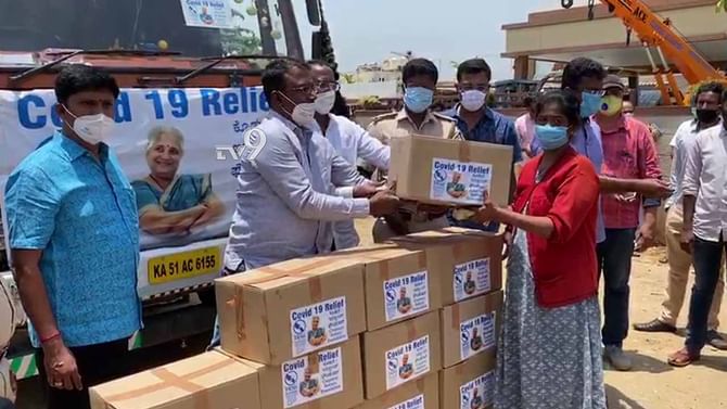 ಕೊರೊನಾ ಸಂಕಷ್ಟ: ರೇಷನ್ ಕಾರ್ಡ್ ಇಲ್ಲದವರಿಗೆ ಇನ್ಫೋಸಿಸ್ನಿಂದ ದಿನಸಿ ಕಿಟ್, ಎಲ್ಲಿ? ಕೊರೊನಾ ಸಂಕಷ್ಟ: ರೇಷನ್ ಕಾರ್ಡ್ ಇಲ್ಲದವರಿಗೆ ಇನ್ಫೋಸಿಸ್ನಿಂದ ದಿನಸಿ ಕಿಟ್, ಎಲ್ಲಿ?