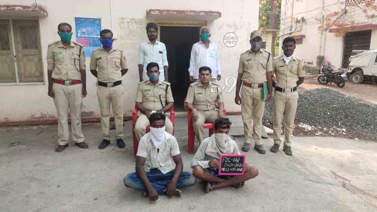ಕಾಡು ಪ್ರಾಣಿಗಳನ್ನ ಕೊಂದು ಟಿಕ್ ಟಾಕ್ ಮಾಡಿದ್ದ ಆರೋಪಿಗಳು ಅಂದರ್ ಕಾಡು ಪ್ರಾಣಿಗಳನ್ನ ಕೊಂದು ಟಿಕ್ ಟಾಕ್ ಮಾಡಿದ್ದ ಆರೋಪಿಗಳು ಅಂದರ್
