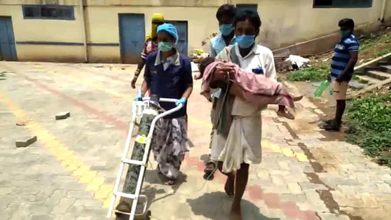 KIMS ನಿರ್ಲಕ್ಷ್ಯ: ಆಕ್ಸಿಜನ್ ಅಳವಡಿಸಿದ ಮಗುವನ್ನ ಕೈಯಲ್ಲಿ ಹಿಡಿದುಕೊಂಡೇ ಸಾಗಿದ ಅಪ್ಪ KIMS ನಿರ್ಲಕ್ಷ್ಯ: ಆಕ್ಸಿಜನ್ ಅಳವಡಿಸಿದ ಮಗುವನ್ನ ಕೈಯಲ್ಲಿ ಹಿಡಿದುಕೊಂಡೇ ಸಾಗಿದ ಅಪ್ಪ