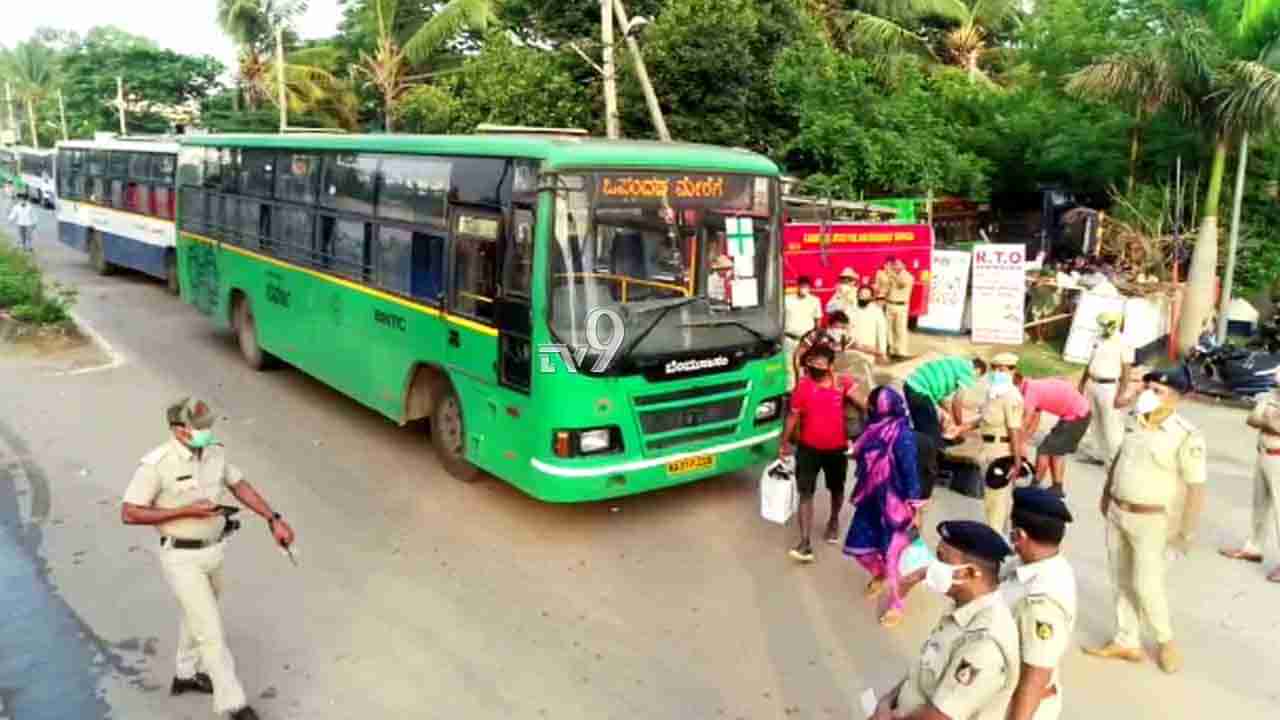 ತಮ್ಮ ಊರುಗಳಿಗೆ ತೆರಳಲು 50 ಬಸ್​​ಗಳಲ್ಲಿ ರೈಲ್ವೆ ನಿಲ್ದಾಣಕ್ಕೆ ಆಗಮಿಸಿದ ಕಾರ್ಮಿಕರು