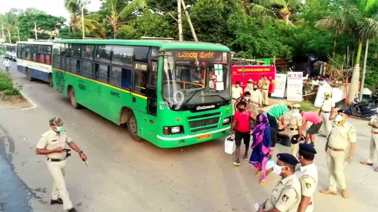 ತಮ್ಮ ಊರುಗಳಿಗೆ ತೆರಳಲು 50 ಬಸ್​​ಗಳಲ್ಲಿ ರೈಲ್ವೆ ನಿಲ್ದಾಣಕ್ಕೆ ಆಗಮಿಸಿದ ಕಾರ್ಮಿಕರು
