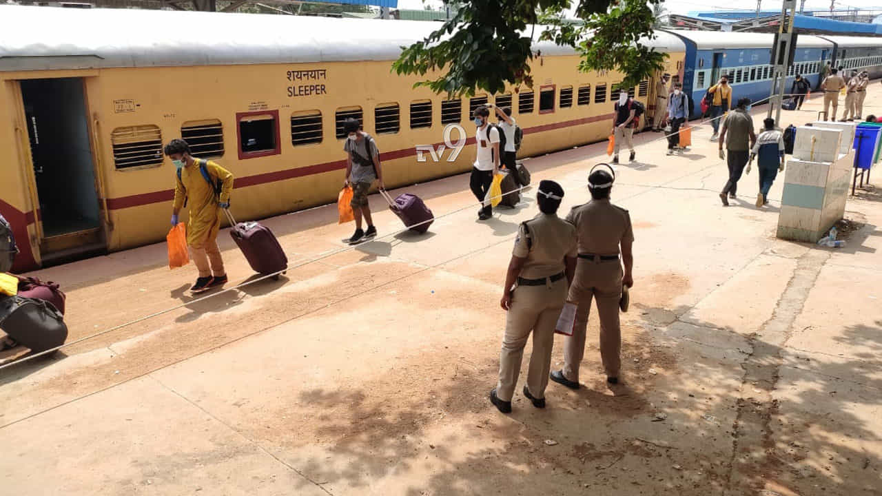 ಬೆಂಗಳೂರಿನಿಂದ ಉತ್ತರ ರಾಜ್ಯಗಳಿಗೆ ತೆರಳಲಿವೆ 4 ಶ್ರಮಿಕ ವಿಶೇಷ ರೈಲು, 6000 ವಲಸಿಗರ ಪ್ರಯಾಣ ಬೆಂಗಳೂರಿನಿಂದ ಉತ್ತರ ರಾಜ್ಯಗಳಿಗೆ ತೆರಳಲಿವೆ 4 ಶ್ರಮಿಕ ವಿಶೇಷ ರೈಲು, 6000 ವಲಸಿಗರ ಪ್ರಯಾಣ