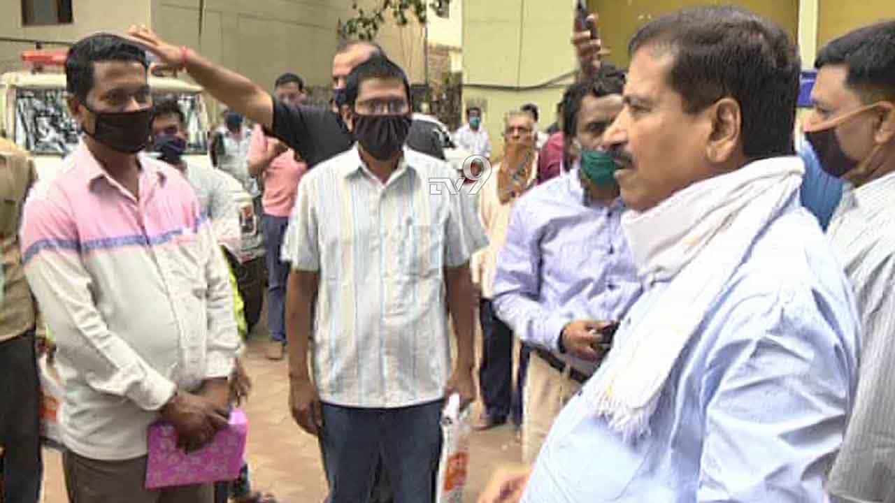 ಕಿಟ್ ವಿತರಣೆ ವದಂತಿ: ಕೇಂದ್ರ ಸಚಿವರ ಕಚೇರಿ ಮುಂದೆ ಜಮಾಯಿಸಿದ ಜನ ಕಿಟ್ ವಿತರಣೆ ವದಂತಿ: ಕೇಂದ್ರ ಸಚಿವರ ಕಚೇರಿ ಮುಂದೆ ಜಮಾಯಿಸಿದ ಜನ