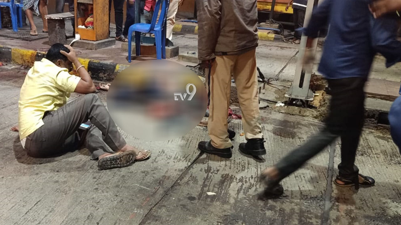 ನೆಲಮಂಗಲ: ಲಾರಿ ಹರಿದು ಟೋಲ್ ಸಿಬ್ಬಂದಿ ಸಾವು, ಚಾಲಕ ಪೊಲೀಸರ ವಶಕ್ಕೆ ನೆಲಮಂಗಲ: ಲಾರಿ ಹರಿದು ಟೋಲ್ ಸಿಬ್ಬಂದಿ ಸಾವು, ಚಾಲಕ ಪೊಲೀಸರ ವಶಕ್ಕೆ