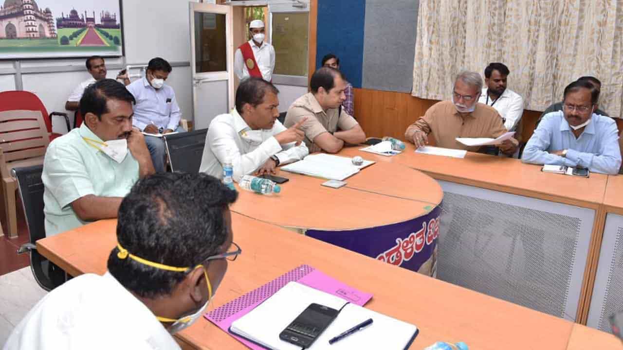 ಭೀಮಾತೀರದಲ್ಲಿ ಅಕ್ರಮ ಮರಳು ಗಣಿಗಾರಿಕೆಗೆ ಬ್ರೇಕ್, ಜಿಲ್ಲಾಧಿಕಾರಿ ಖಡಕ್ ವಾರ್ನಿಂಗ್ ಭೀಮಾತೀರದಲ್ಲಿ ಅಕ್ರಮ ಮರಳು ಗಣಿಗಾರಿಕೆಗೆ ಬ್ರೇಕ್, ಜಿಲ್ಲಾಧಿಕಾರಿ ಖಡಕ್ ವಾರ್ನಿಂಗ್