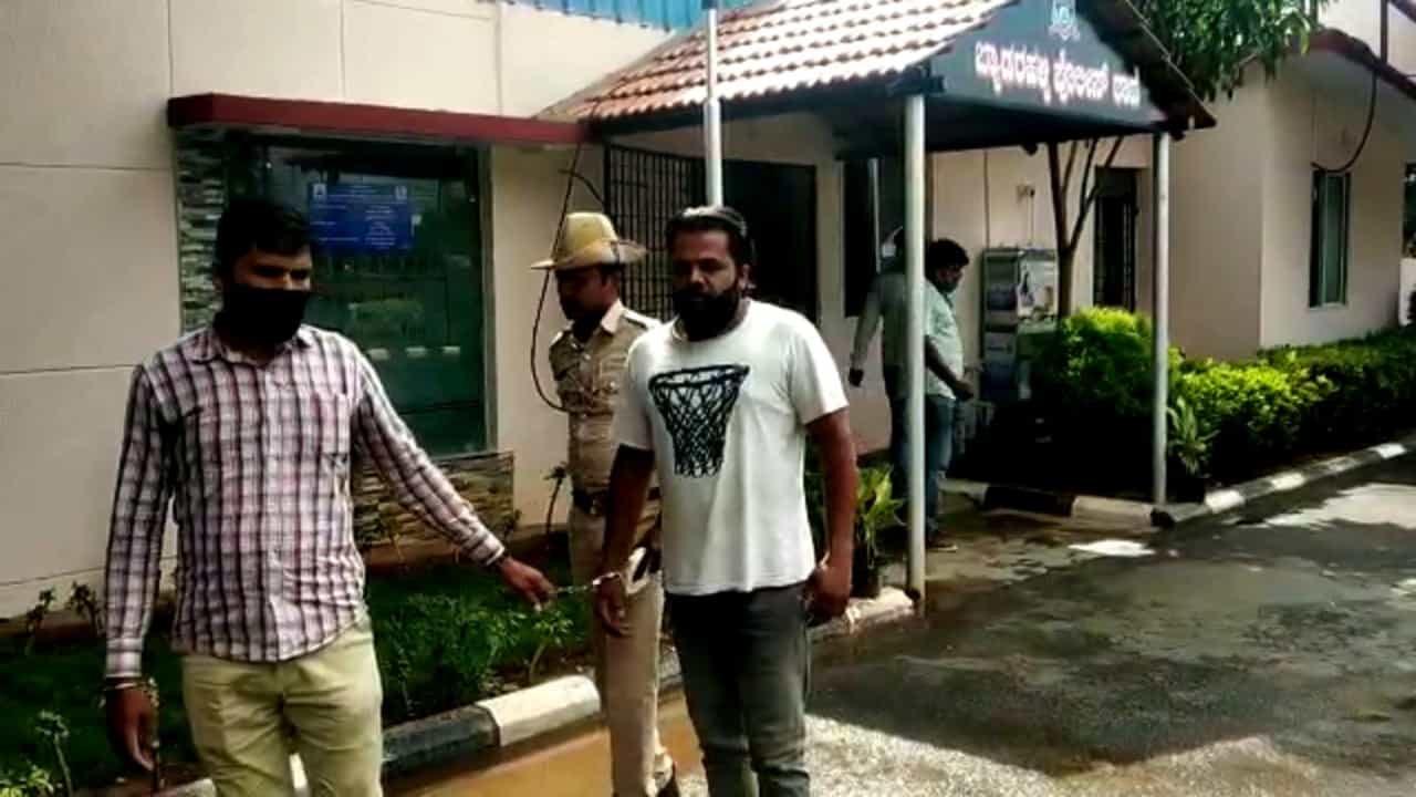 ನಾಲ್ಕೇ 4 ಮದುವೆ, 13 ಹುಡುಗಿಯರಿಗೆ ಮೋಸ: ಐನಾತಿ ಭೂಪನ ಕತೆ ಕೇಳಿ ಪೊಲೀಸರೇ ಸುಸ್ತು ನಾಲ್ಕೇ 4 ಮದುವೆ, 13 ಹುಡುಗಿಯರಿಗೆ ಮೋಸ: ಐನಾತಿ ಭೂಪನ ಕತೆ ಕೇಳಿ ಪೊಲೀಸರೇ ಸುಸ್ತು