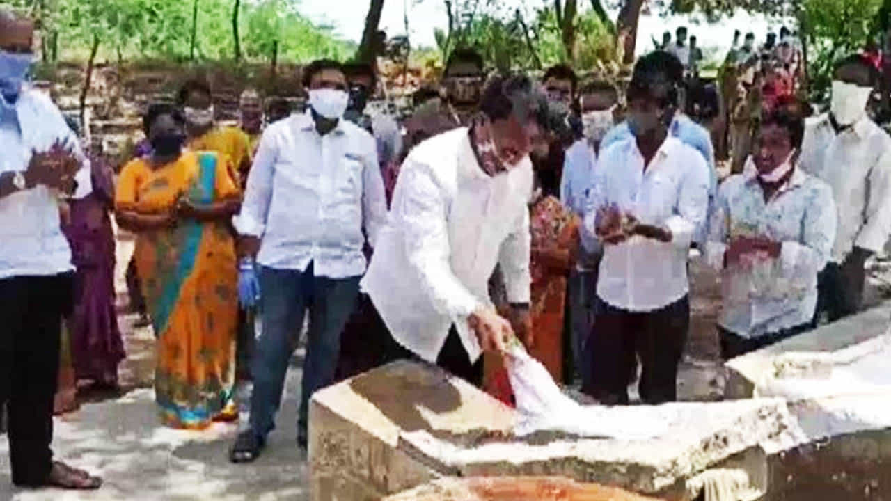ಬಟ್ಟೆ ತೊಳೆದು, ಇಸ್ತ್ರಿ ಮಾಡಿ ಕಾರ್ಯಕ್ರಮ ಉದ್ಘಾಟಿಸಿದ YSR ಕಾಂಗ್ರೆಸ್ ಶಾಸಕ! ಬಟ್ಟೆ ತೊಳೆದು, ಇಸ್ತ್ರಿ ಮಾಡಿ ಕಾರ್ಯಕ್ರಮ ಉದ್ಘಾಟಿಸಿದ YSR ಕಾಂಗ್ರೆಸ್ ಶಾಸಕ!