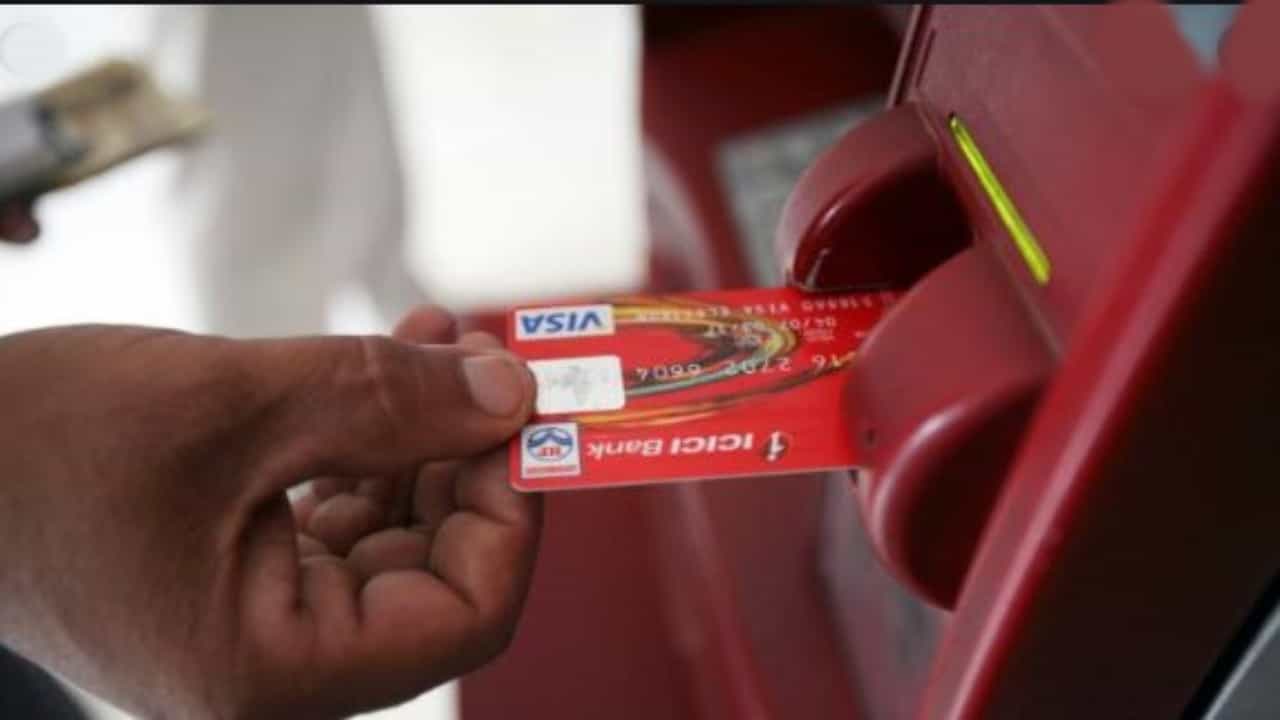 ಮೆಜೆಸ್ಟಿಕ್​ನಲ್ಲಿ ಅಜ್ಜನ ATM Card ಕದ್ದು ಓಡ್ತಿದ್ದ ಕಳ್ಳನನ್ನ ಹಿಡಿದ ಸೆಕ್ಯೂರಿಟಿ ಗಾರ್ಡ್