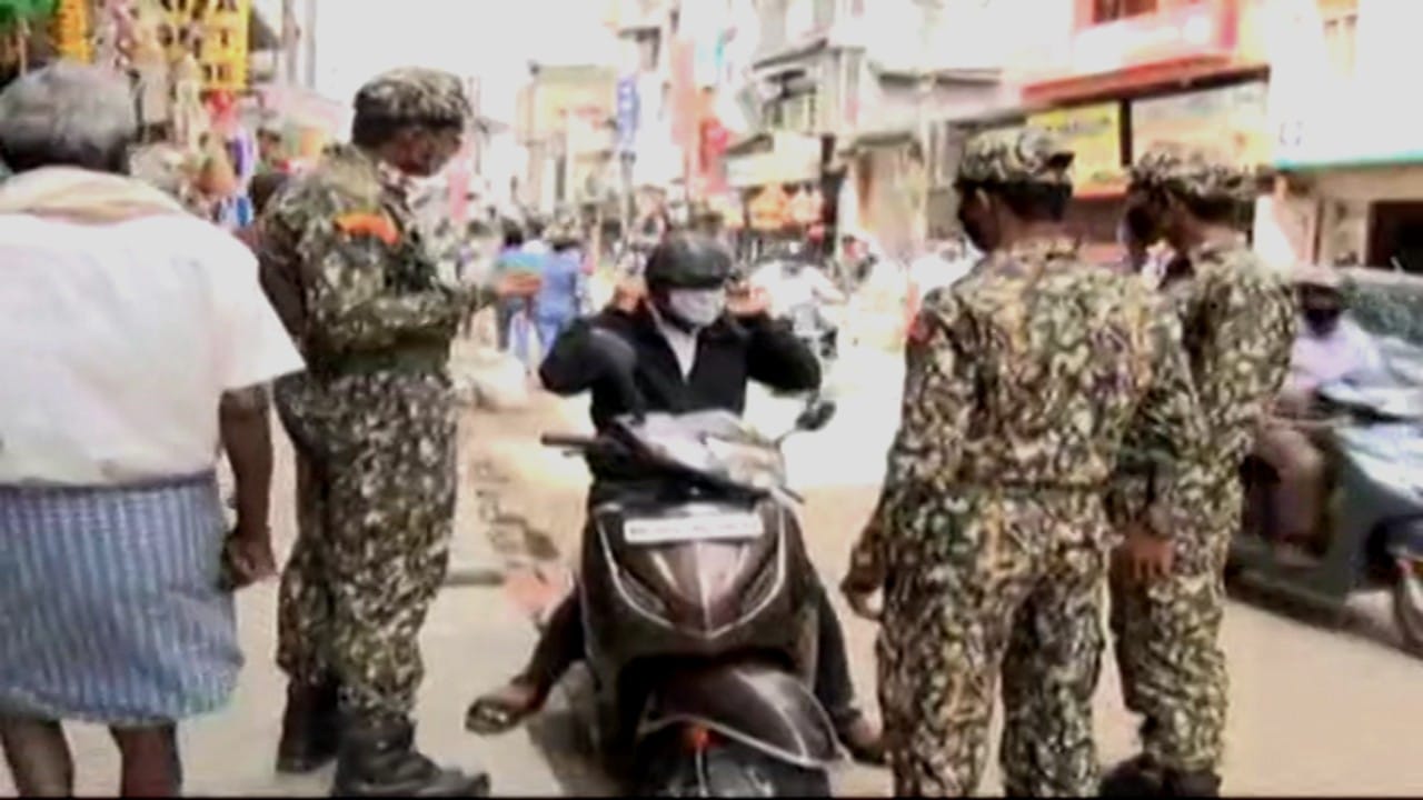 ಚಮಕ್ ನೀಡಿ ಎಸ್ಕೇಪ್ ಆಗ್ತಿದ್ದ ತ್ರಿಬಲ್ ರೈಡಿಂಗ್ ಪುಂಡರ ಬೆನ್ನಟ್ಟಿದ BBMP Marshals ಚಮಕ್ ನೀಡಿ ಎಸ್ಕೇಪ್ ಆಗ್ತಿದ್ದ ತ್ರಿಬಲ್ ರೈಡಿಂಗ್ ಪುಂಡರ ಬೆನ್ನಟ್ಟಿದ BBMP Marshals