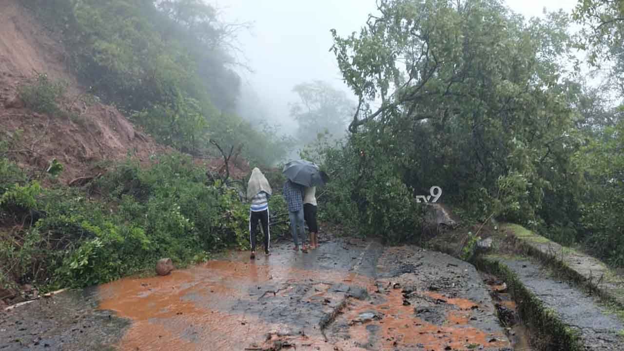 ಭಾರೀ ಮಳೆಗೆ ಛೋರ್ಲಾ ಘಾಟ್‌ ಬಳಿ ಭೂಕುಸಿತ, ಕರ್ನಾಟಕ-ಗೋವಾ ಹೆದ್ದಾರಿ ಸಂಪರ್ಕ ಕಟ್