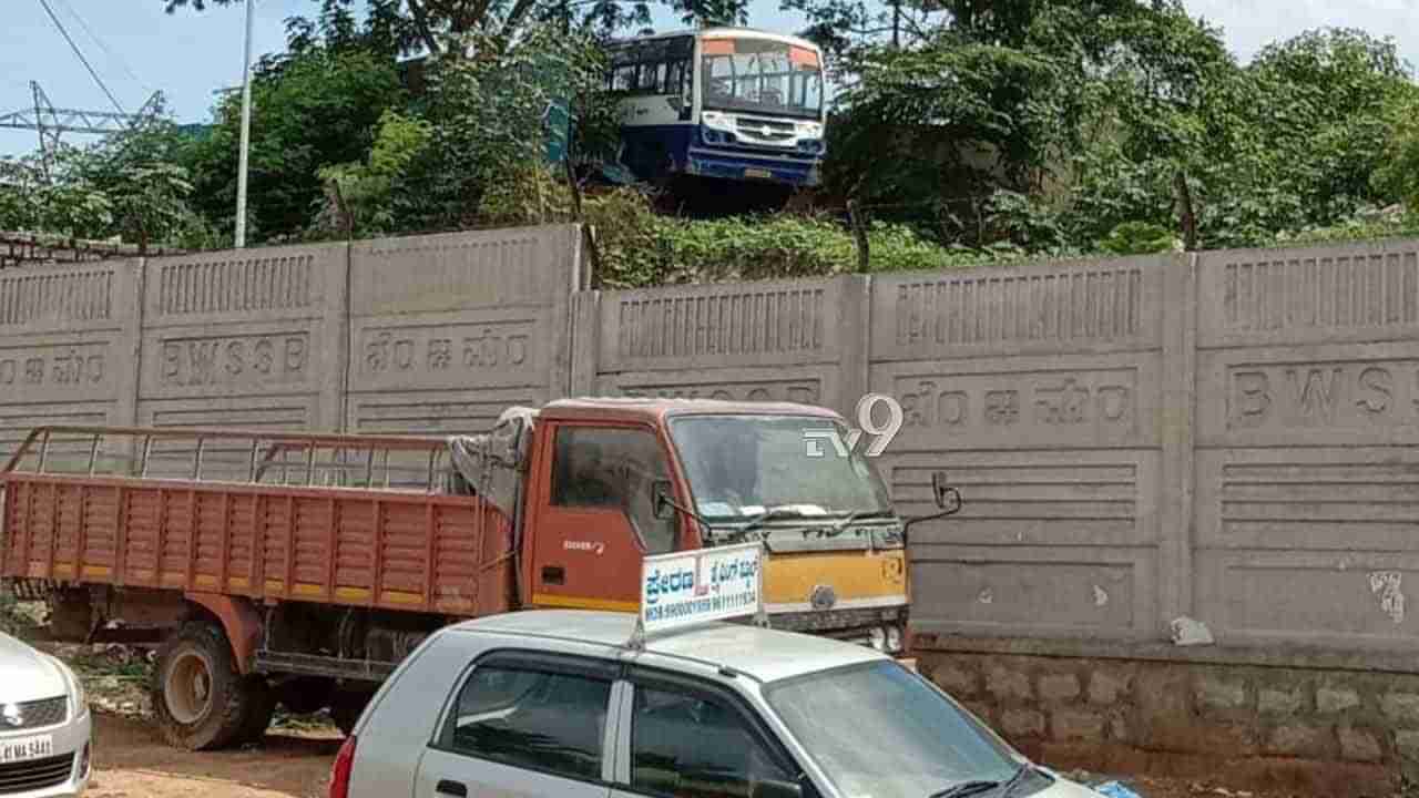 BMTC ಬಸ್ ಬ್ರೇಕ್ ವಿಫಲ, ಸ್ವಲ್ಪದರಲ್ಲಿ ತಪ್ಪಿದ ಭಾರೀ ಅನಾಹುತ