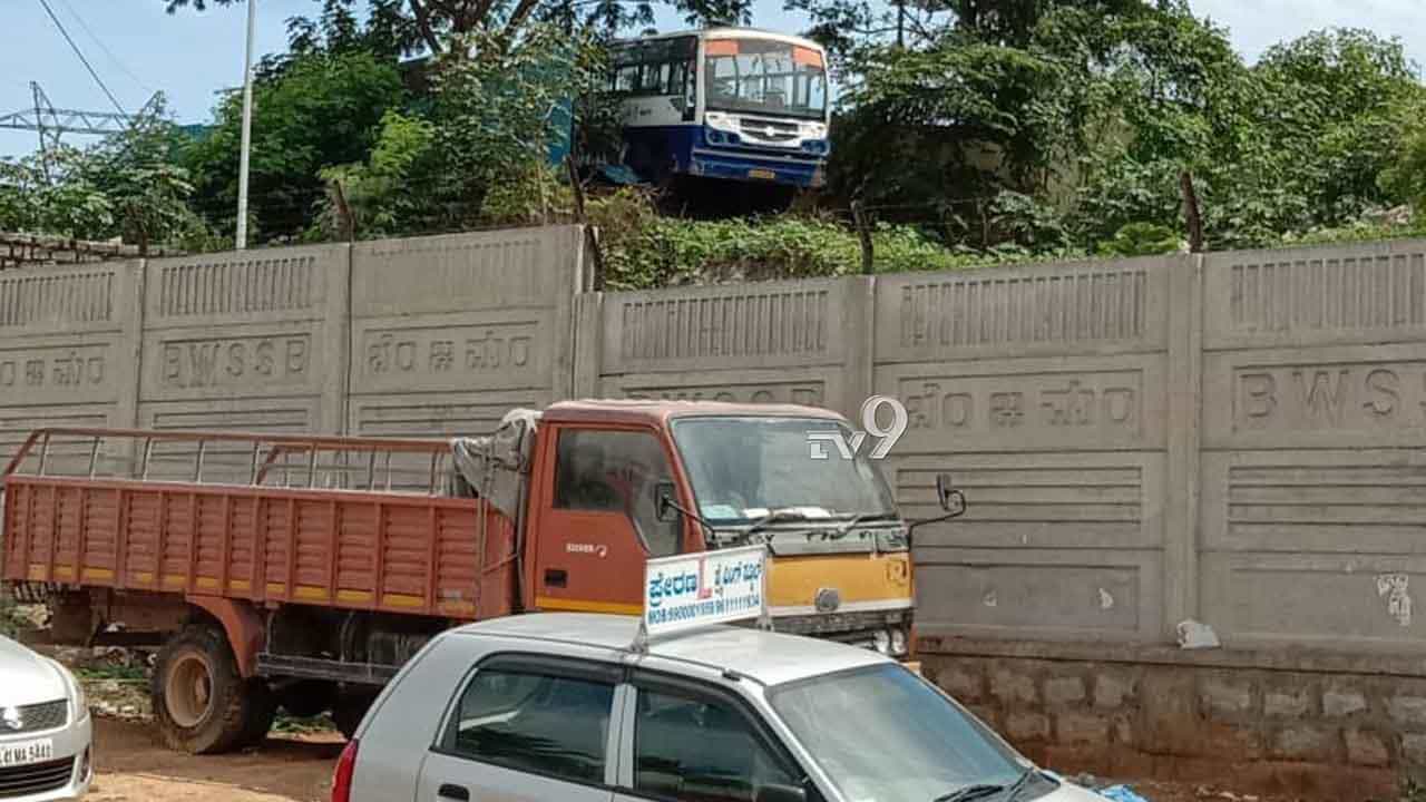 BMTC ಬಸ್ ಬ್ರೇಕ್ ವಿಫಲ, ಸ್ವಲ್ಪದರಲ್ಲಿ ತಪ್ಪಿದ ಭಾರೀ ಅನಾಹುತ BMTC ಬಸ್ ಬ್ರೇಕ್ ವಿಫಲ, ಸ್ವಲ್ಪದರಲ್ಲಿ ತಪ್ಪಿದ ಭಾರೀ ಅನಾಹುತ