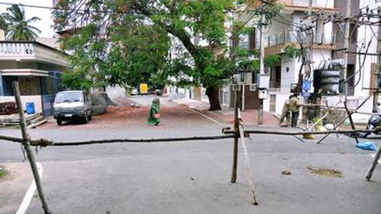 ಮತ್ತೆ ಮರುಕಳಿಸಲಿದೆ ಆ ದಿನಗಳು; ಬೆಂಗಳೂರಿನ ಕೆಲ ಕಡೆ ಸೀಲ್ ಡೌನ್, ಹೈರಿಸ್ಕ್ ರಾಜ್ಯದಿಂದ ಬರುವವರಿಗೆ ಕ್ವಾರಂಟೈನ್ ಕಡ್ಡಾಯ ಮತ್ತೆ ಮರುಕಳಿಸಲಿದೆ ಆ ದಿನಗಳು; ಬೆಂಗಳೂರಿನ ಕೆಲ ಕಡೆ ಸೀಲ್ ಡೌನ್, ಹೈರಿಸ್ಕ್ ರಾಜ್ಯದಿಂದ ಬರುವವರಿಗೆ ಕ್ವಾರಂಟೈನ್ ಕಡ್ಡಾಯ