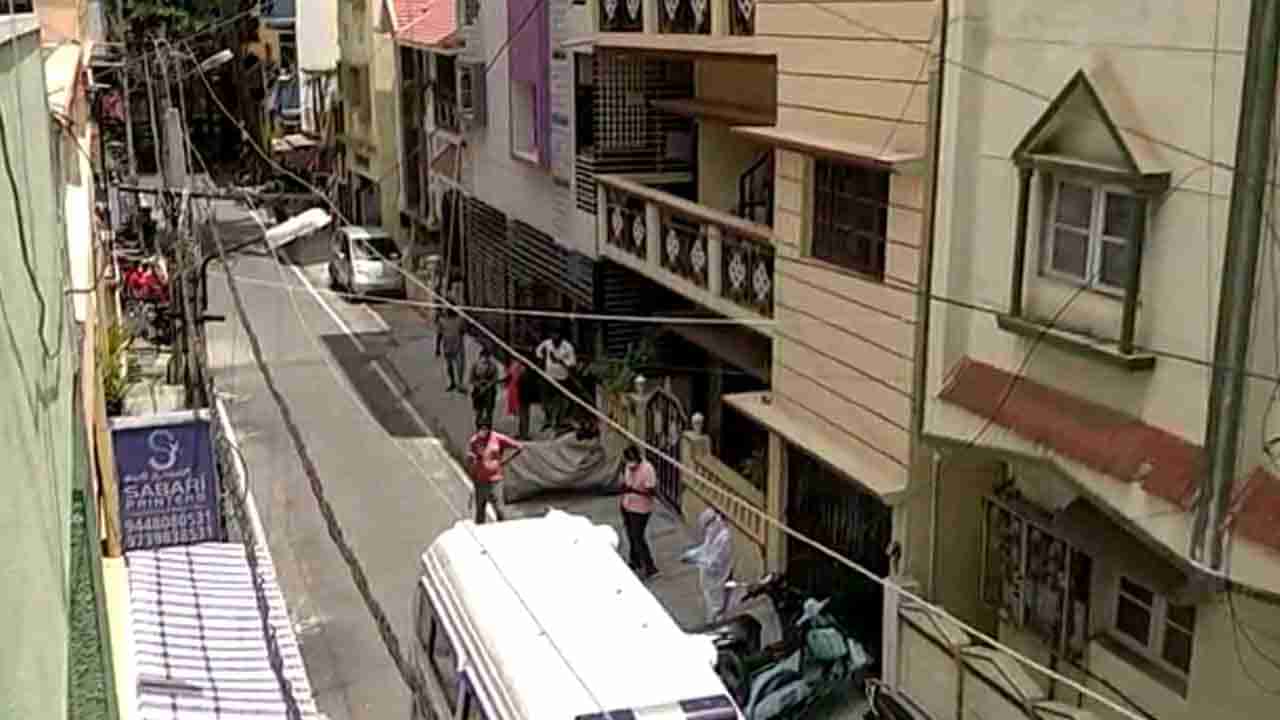 ಬೆಂಗಳೂರಲ್ಲಿ ದಂಪತಿಗೆ ಕೊರೊನಾ, 30ಕ್ಕೂ ಹೆಚ್ಚು ಪೊಲೀಸ್ ಠಾಣೆ ಸಿಬ್ಬಂದಿಗೆ ಆತಂಕ