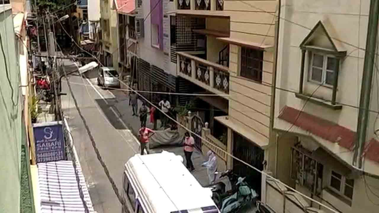 ಬೆಂಗಳೂರಲ್ಲಿ ದಂಪತಿಗೆ ಕೊರೊನಾ, 30ಕ್ಕೂ ಹೆಚ್ಚು ಪೊಲೀಸ್ ಠಾಣೆ ಸಿಬ್ಬಂದಿಗೆ ಆತಂಕ ಬೆಂಗಳೂರಲ್ಲಿ ದಂಪತಿಗೆ ಕೊರೊನಾ, 30ಕ್ಕೂ ಹೆಚ್ಚು ಪೊಲೀಸ್ ಠಾಣೆ ಸಿಬ್ಬಂದಿಗೆ ಆತಂಕ