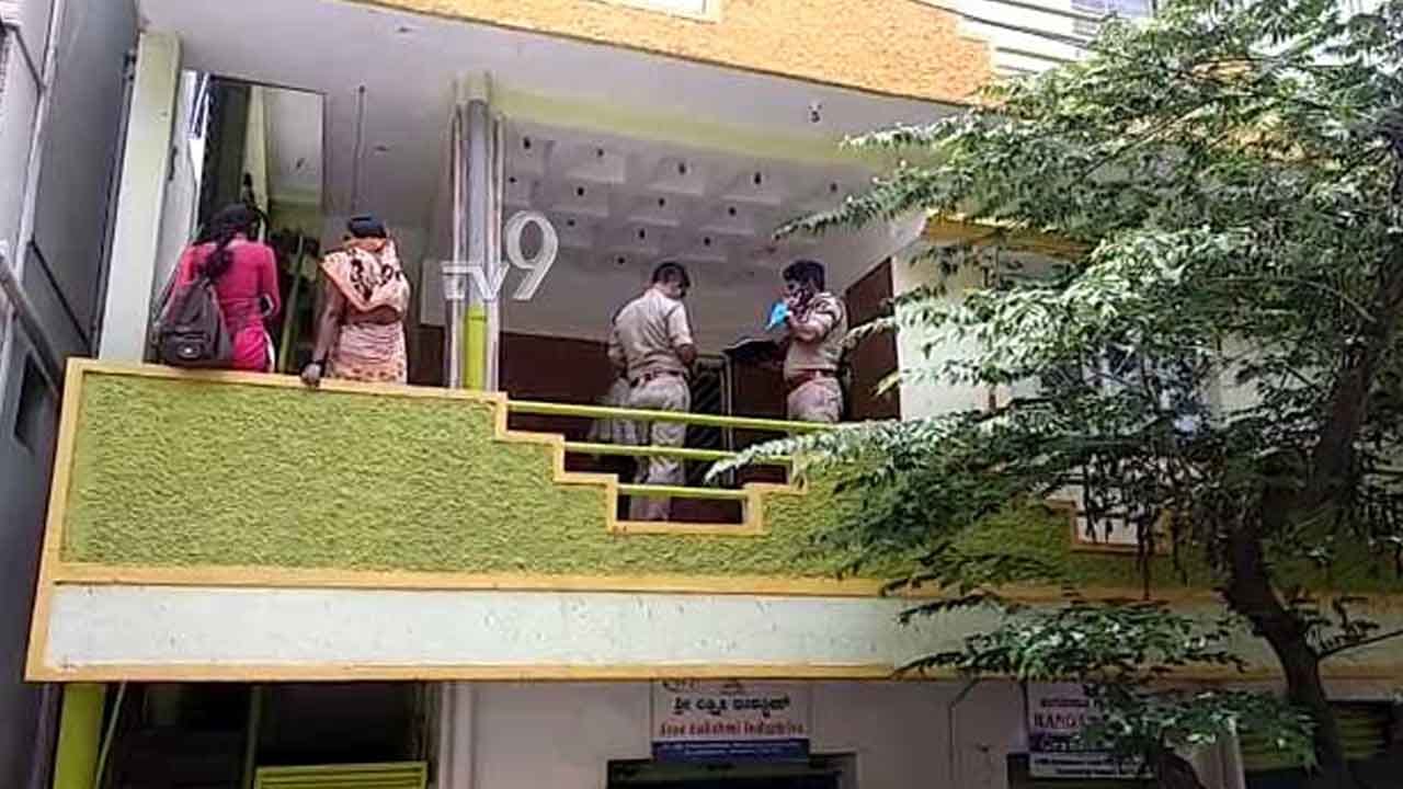 ಸಿಲಿಕಾನ್ ಸಿಟಿಯಲ್ಲಿ ವೃದ್ಧ ದಂಪತಿಯ ಕೊಲೆ, ಮಗ ನಾಪತ್ತೆ ಸಿಲಿಕಾನ್ ಸಿಟಿಯಲ್ಲಿ ವೃದ್ಧ ದಂಪತಿಯ ಕೊಲೆ, ಮಗ ನಾಪತ್ತೆ