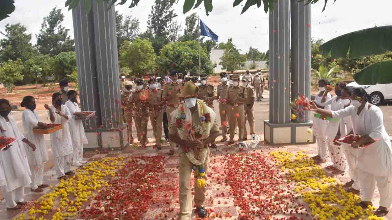 ಗುಣಮುಖ ಪೇದೆಯ ಸ್ವಾಗತಿಸುವಾಗ.. ಕೊರೊನಾ ಬರಮಾಡಿಕೊಂಡ ಮಹಿಳಾ ಪೇದೆ?