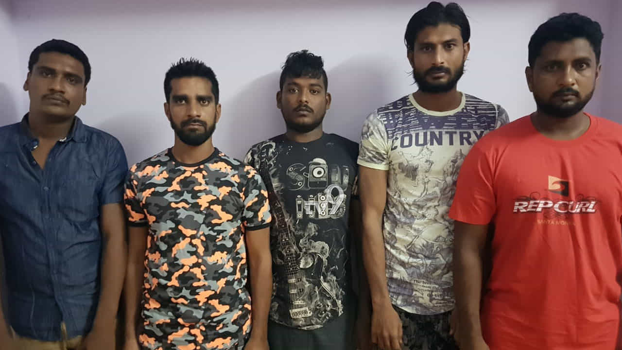 ದರೋಡೆಗೆ ಸಂಚು ರೂಪಿಸುತ್ತಿದ್ದ ಐವರು ರೌಡಿಶೀಟರ್ಗಳ ಬಂಧನ ದರೋಡೆಗೆ ಸಂಚು ರೂಪಿಸುತ್ತಿದ್ದ ಐವರು ರೌಡಿಶೀಟರ್ಗಳ ಬಂಧನ