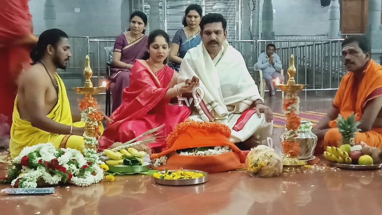 ರಾಹುಗ್ರಸ್ತ ಚೂಡಾಮಣಿ ಸೂರ್ಯಗ್ರಹಣ: ಮನೆ ದೇವರ ಮೊರೆಹೋದ ಸಿಎಂ ಬಿಎಸ್‌ವೈ ಕುಟುಂಬ