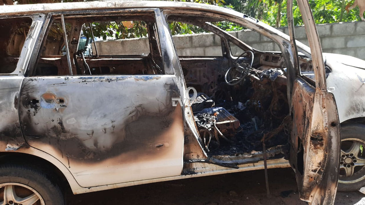 ವಿಡಿಯೋ ಮಾಡ್ತೀಯಾ.. ಪುಡಿ ರೌಡಿಗಳ ಪುಂಡಾಟಕ್ಕೆ ಕಾರು ಭಸ್ಮ ವಿಡಿಯೋ ಮಾಡ್ತೀಯಾ.. ಪುಡಿ ರೌಡಿಗಳ ಪುಂಡಾಟಕ್ಕೆ ಕಾರು ಭಸ್ಮ