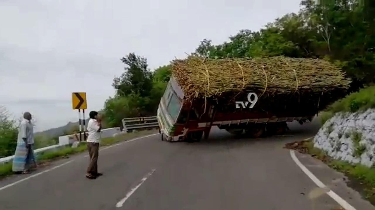 ನೋಡ್​ ನೋಡ್ತಿದ್ದಂತೆ ಕಬ್ಬಿನ ಲಾರಿ.. ಉರುಳೇ ಬಿಡ್ತು!