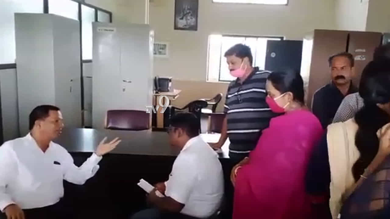 ಸರ್ಕಾರದ ಆದೇಶಕ್ಕಿಲ್ಲ ಕಿಮ್ಮತ್ತು! ಚಿಕ್ಕಟ್ಟಿ ಸಮೂಹ ಶಿಕ್ಷಣ ಸಂಸ್ಥೆಯಿಂದ ಫೀಸ್ ಕಟ್ಟಲು ಒತ್ತಾಯ ಸರ್ಕಾರದ ಆದೇಶಕ್ಕಿಲ್ಲ ಕಿಮ್ಮತ್ತು! ಚಿಕ್ಕಟ್ಟಿ ಸಮೂಹ ಶಿಕ್ಷಣ ಸಂಸ್ಥೆಯಿಂದ ಫೀಸ್ ಕಟ್ಟಲು ಒತ್ತಾಯ