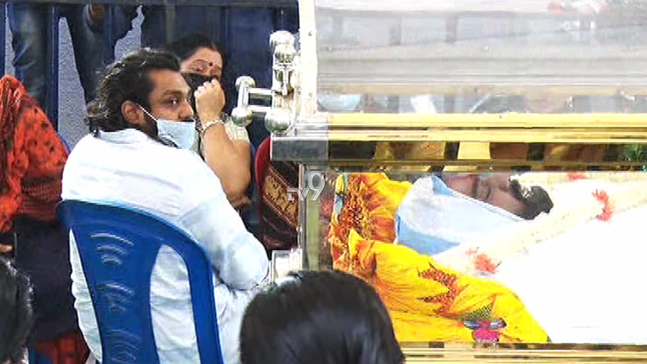 ಬದುಕಿನ ಆಟ ಮುಗಿಸಿ ಚಿರನಿದ್ರೆಗೆ ಜಾರಿದ ‘ಚಿರು’, ಬೆಳಗ್ಗೆ 10.30ರವರೆಗೆ ಅಂತಿಮ ದರ್ಶನ ಬದುಕಿನ ಆಟ ಮುಗಿಸಿ ಚಿರನಿದ್ರೆಗೆ ಜಾರಿದ ‘ಚಿರು’, ಬೆಳಗ್ಗೆ 10.30ರವರೆಗೆ ಅಂತಿಮ ದರ್ಶನ