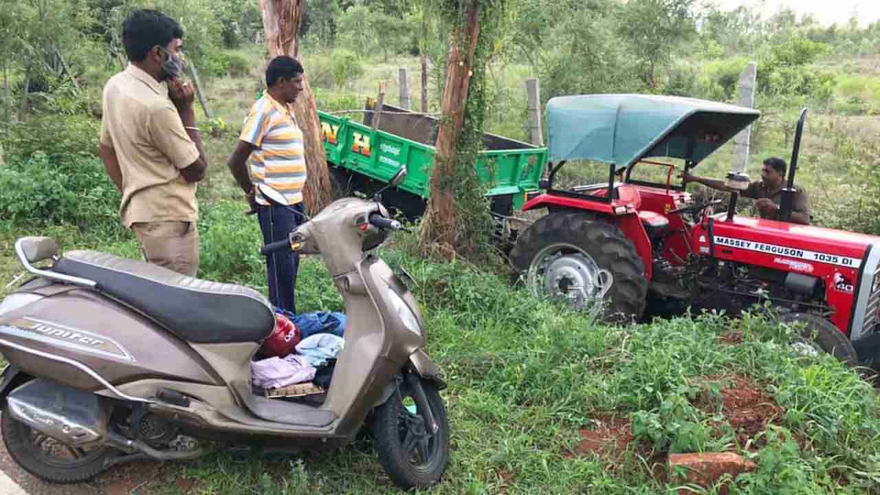 ರಸ್ತೆ ಬದಿ ಮಗುಗೆ ಮೂತ್ರ ಮಾಡಿಸ್ತಿದ್ದ ತಾಯಿಗೆ ಟ್ರಾಕ್ಟರ್ ಡಿಕ್ಕಿ, ತಾಯಿ ದುರ್ಮರಣ