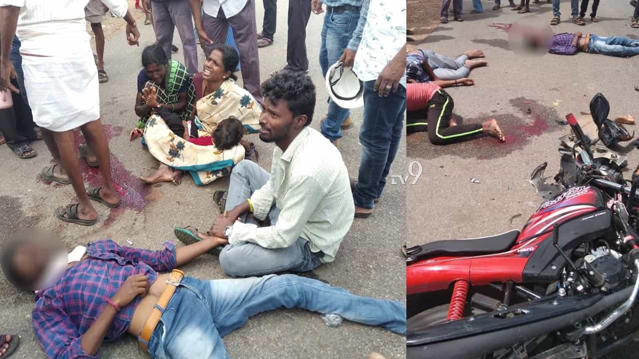 ಬೈಕ್ಗಳ ಮುಖಾಮುಖಿ: ತಂದೆ-ಮಗು ಸ್ಥಳದಲ್ಲೇ ದುರ್ಮರಣ ಬೈಕ್ಗಳ ಮುಖಾಮುಖಿ: ತಂದೆ-ಮಗು ಸ್ಥಳದಲ್ಲೇ ದುರ್ಮರಣ