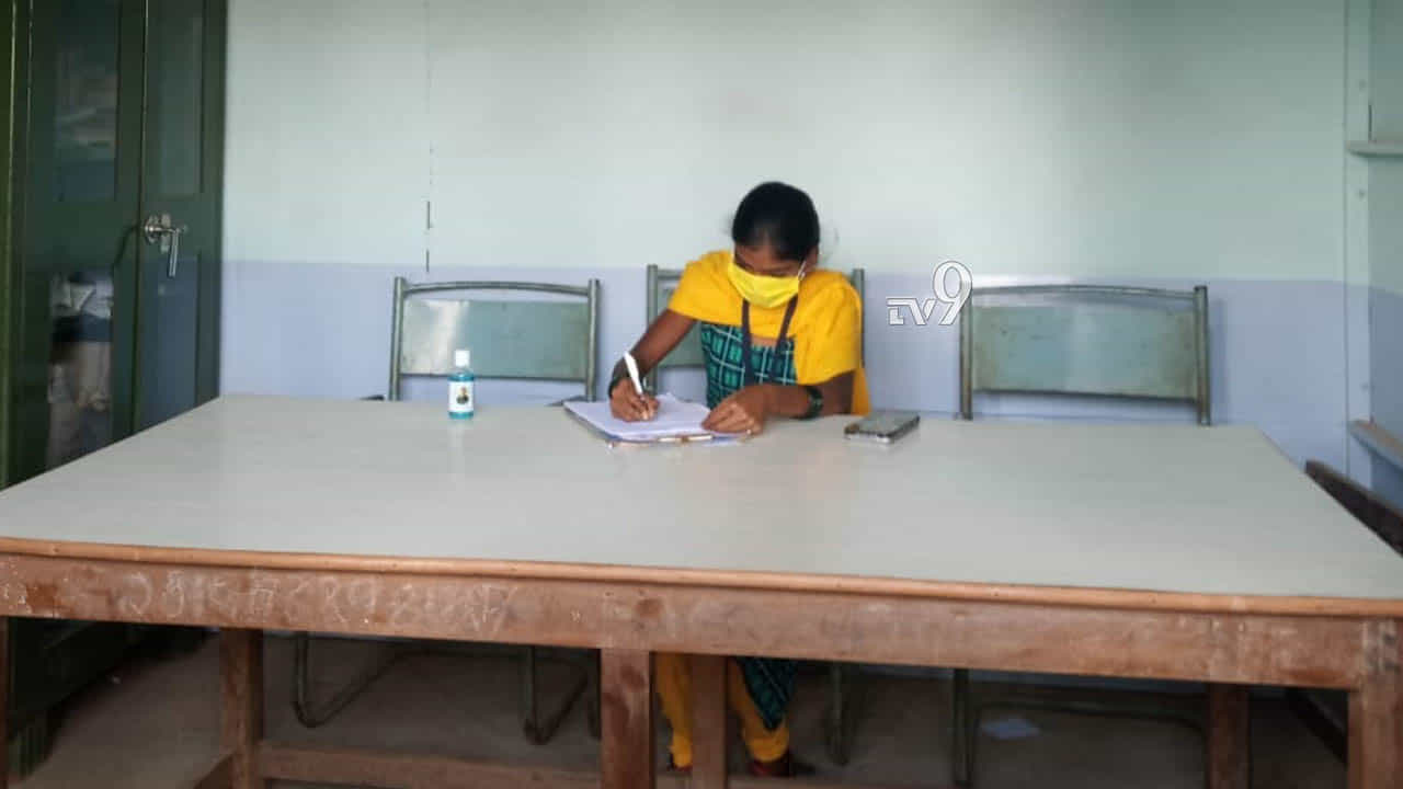 ಕೊರೊನಾಗೆ ಹೆದರಿ ಪರೀಕ್ಷೆ ಬಿಟ್ಟಿದ್ದ ವಿದ್ಯಾರ್ಥಿನಿ ಮತ್ತೆ ಪರೀಕ್ಷೆ ಬರೆದ ಕಥೆ ಕೊರೊನಾಗೆ ಹೆದರಿ ಪರೀಕ್ಷೆ ಬಿಟ್ಟಿದ್ದ ವಿದ್ಯಾರ್ಥಿನಿ ಮತ್ತೆ ಪರೀಕ್ಷೆ ಬರೆದ ಕಥೆ