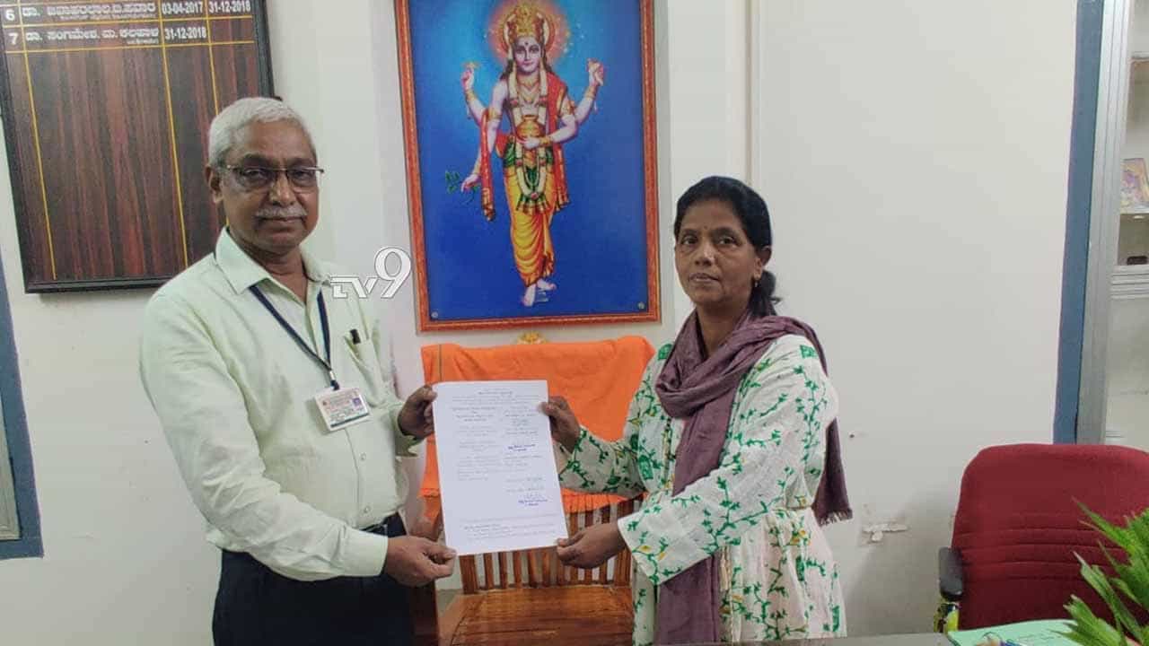 ಕೊನೆ ಗಳಿಗೆವರೆಗೂ ಜವಾಬ್ದಾರಿ ನಿರ್ವಹಿಸಿ ಅಧಿಕಾರ ಹಸ್ತಾಂತರಿಸಿದ ಅಧಿಕಾರಿ ಕೊನೆ ಗಳಿಗೆವರೆಗೂ ಜವಾಬ್ದಾರಿ ನಿರ್ವಹಿಸಿ ಅಧಿಕಾರ ಹಸ್ತಾಂತರಿಸಿದ ಅಧಿಕಾರಿ