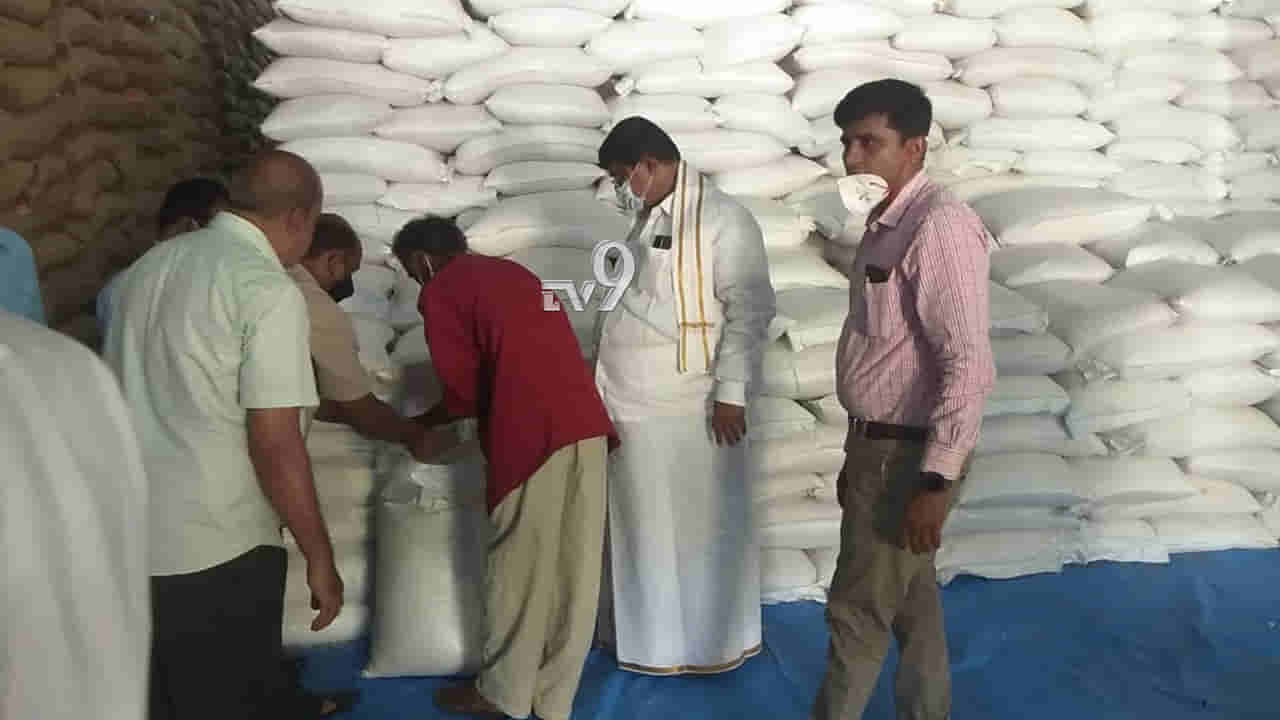 ಪಡಿತರ ವಿತರಣ ಮಳಿಗೆಗೆ ಸಚಿವರ ಭೇಟಿ, ಇಬ್ಬರ ವಿರುದ್ಧ FIR