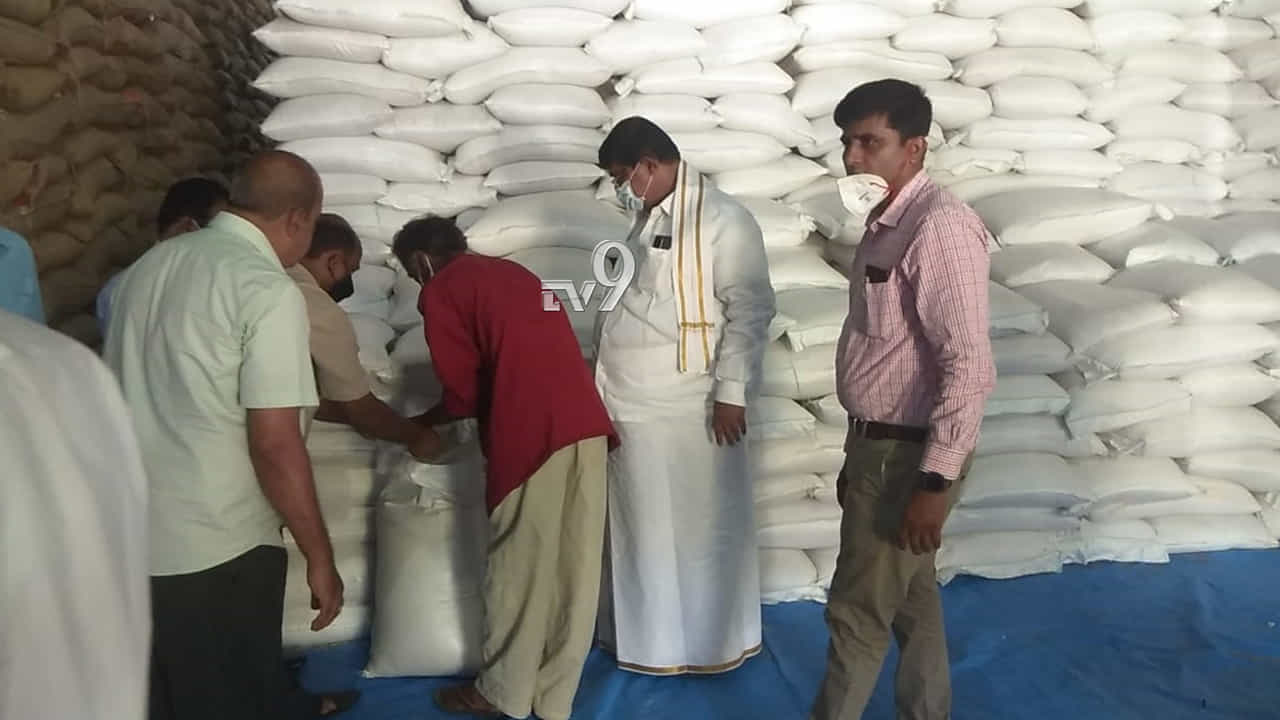 ಪಡಿತರ ವಿತರಣ ಮಳಿಗೆಗೆ ಸಚಿವರ ಭೇಟಿ, ಇಬ್ಬರ ವಿರುದ್ಧ FIR ಪಡಿತರ ವಿತರಣ ಮಳಿಗೆಗೆ ಸಚಿವರ ಭೇಟಿ, ಇಬ್ಬರ ವಿರುದ್ಧ FIR