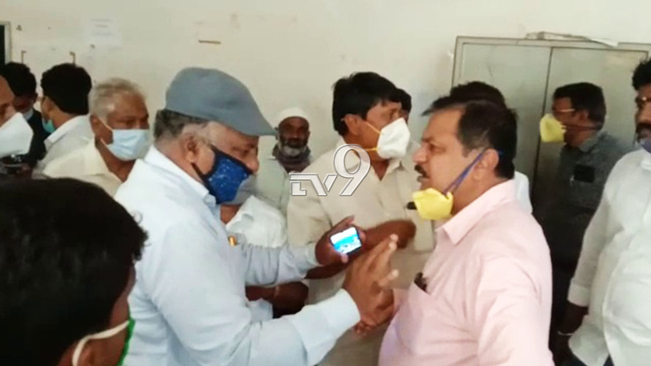 ಕೊರೊನಾ ಮಧ್ಯೆಯೇ ಗದಗದಲ್ಲಿ ಸೈಟ್ ಹರಾಜು, ಅಧಿಕಾರಿಗಳ ವಿರುದ್ಧ ಜನರ ಆಕ್ರೋಶ ಕೊರೊನಾ ಮಧ್ಯೆಯೇ ಗದಗದಲ್ಲಿ ಸೈಟ್ ಹರಾಜು, ಅಧಿಕಾರಿಗಳ ವಿರುದ್ಧ ಜನರ ಆಕ್ರೋಶ