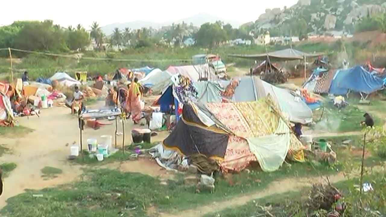 ಹಳೆ ಬಟ್ಟೆಯಲ್ಲೇ ಹೊಸ ಸೂರು ಕಟ್ಟಿಕೊಂಡ ಅಲೆಮಾರಿಗಳು! ಹಳೆ ಬಟ್ಟೆಯಲ್ಲೇ ಹೊಸ ಸೂರು ಕಟ್ಟಿಕೊಂಡ ಅಲೆಮಾರಿಗಳು!