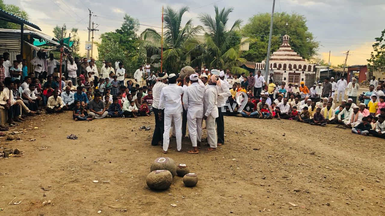 ಕೊರೊನಾ ಮಧ್ಯೆಯೂ ಗ್ರಾಮವೊಂದರಲ್ಲಿ ಭರ್ಜರಿಯಾಗಿ ಕಾರಹುಣ್ಣಿಮೆ ಆಚರಣೆ ಕೊರೊನಾ ಮಧ್ಯೆಯೂ ಗ್ರಾಮವೊಂದರಲ್ಲಿ ಭರ್ಜರಿಯಾಗಿ ಕಾರಹುಣ್ಣಿಮೆ ಆಚರಣೆ