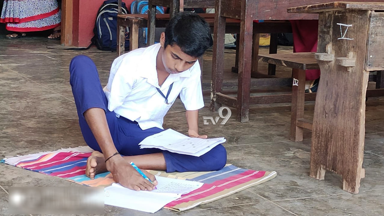 ಕೊರೊನಾಗೆ ನೇರ ಸವಾಲ್‌! ನೆಲದ ಮೇಲೆ ಕುಳಿತು SSLC ಪರೀಕ್ಷೆ ಬರೆದ ವಿದ್ಯಾರ್ಥಿ, ಇದು ಎಲ್ಲರಿಗೂ ಮಾದರಿಯಾಗಲಿ