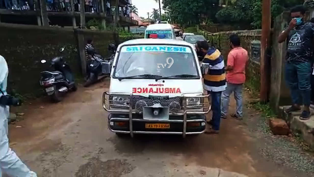 ಕೊರೊನಾ ಸೋಂಕಿತನ ಅಂತ್ಯಕ್ರಿಯೆಗೆ ವಿರೋಧ, 12 ಗಂಟೆಯಿಂದ ಆ್ಯಂಬುಲೆನ್ಸ್ನಲ್ಲಿಯೇ ಇದೆ ಶವ ಕೊರೊನಾ ಸೋಂಕಿತನ ಅಂತ್ಯಕ್ರಿಯೆಗೆ ವಿರೋಧ, 12 ಗಂಟೆಯಿಂದ ಆ್ಯಂಬುಲೆನ್ಸ್ನಲ್ಲಿಯೇ ಇದೆ ಶವ
