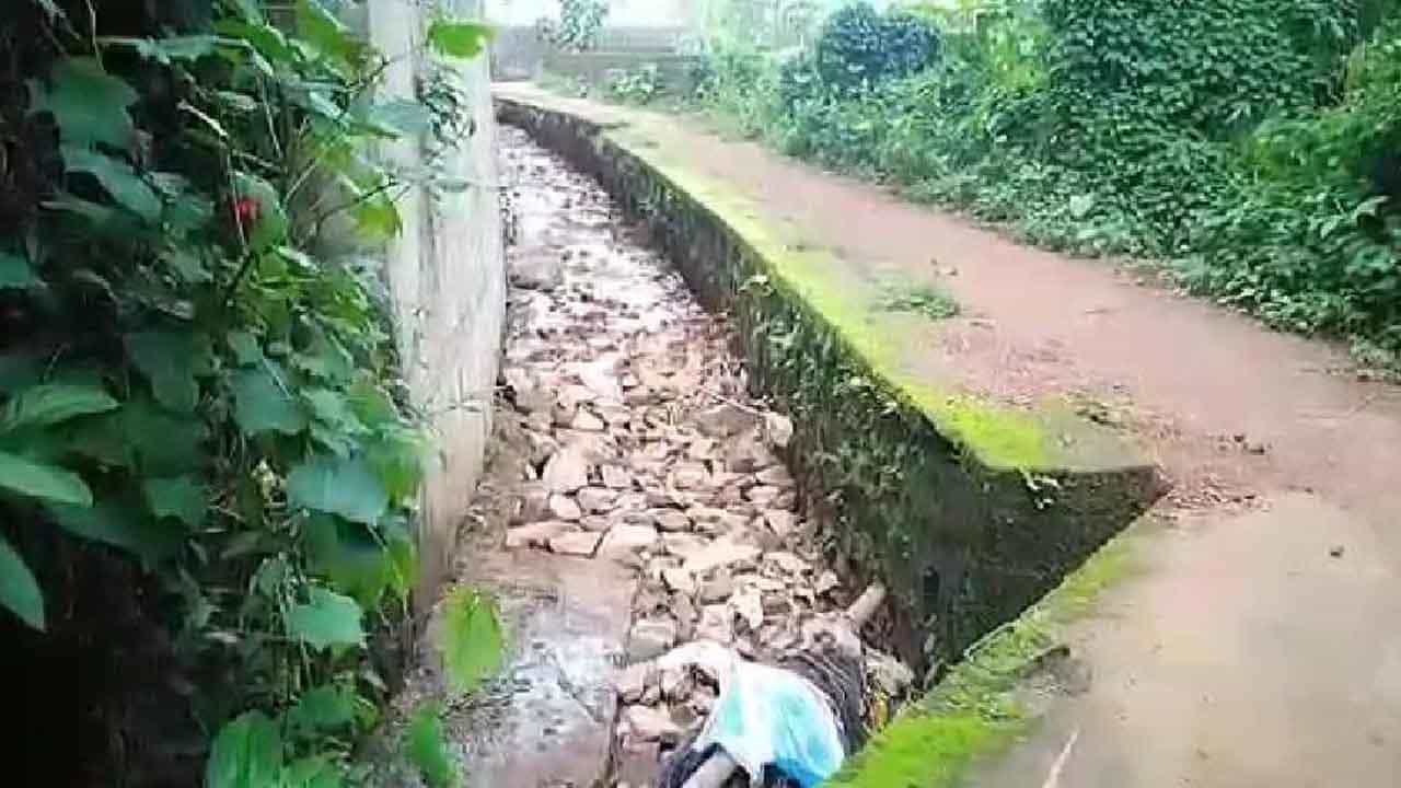 ಸ್ವಲ್ಪ ಎಚ್ಚರ ತಪ್ಪಿದ್ರೂ ಹಳ್ಳಕ್ಕೆ ಬೀಳುವುದು ಗ್ಯಾರಂಟಿ! ಸುಸಜ್ಜಿತ ರಸ್ತೆಗೆ ಜನರ ಡಿಮ್ಯಾಂಡ್