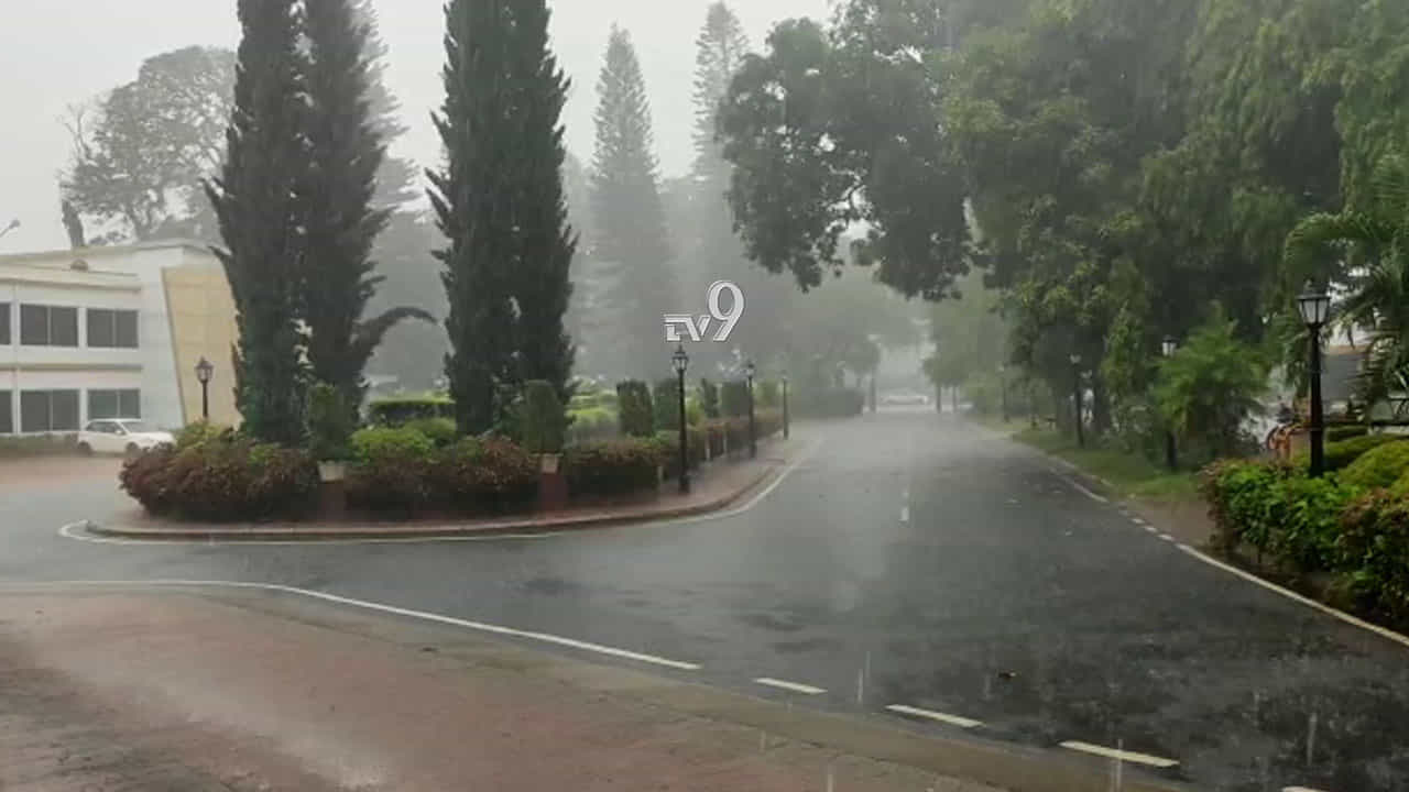 ನುಗ್ಗಿ ಬರ್ತಿದೆ ಡೆಡ್ಲಿ ನಿವಾರ್ ಚಂಡಮಾರುತ: ಬೆಂಗಳೂರಿನಲ್ಲಿ 2 ದಿನ ಭಾರಿ ಮಳೆ ನುಗ್ಗಿ ಬರ್ತಿದೆ ಡೆಡ್ಲಿ ನಿವಾರ್ ಚಂಡಮಾರುತ: ಬೆಂಗಳೂರಿನಲ್ಲಿ 2 ದಿನ ಭಾರಿ ಮಳೆ