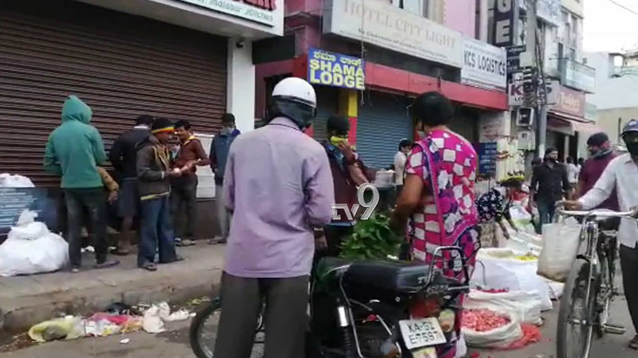 ಸಿಎಂ ಆದೇಶಕ್ಕೂ ಕವಡೆ ಕಾಸಿನ ಕಿಮ್ಮತ್ತಿಲ್ಲ, ಕೆ.ಆರ್ ಮಾರ್ಕೆಟ್, ಕಲಾಸಿಪಾಳ್ಯದಲ್ಲಿ ಜನಜಂಗುಳಿ ಸಿಎಂ ಆದೇಶಕ್ಕೂ ಕವಡೆ ಕಾಸಿನ ಕಿಮ್ಮತ್ತಿಲ್ಲ, ಕೆ.ಆರ್ ಮಾರ್ಕೆಟ್, ಕಲಾಸಿಪಾಳ್ಯದಲ್ಲಿ ಜನಜಂಗುಳಿ