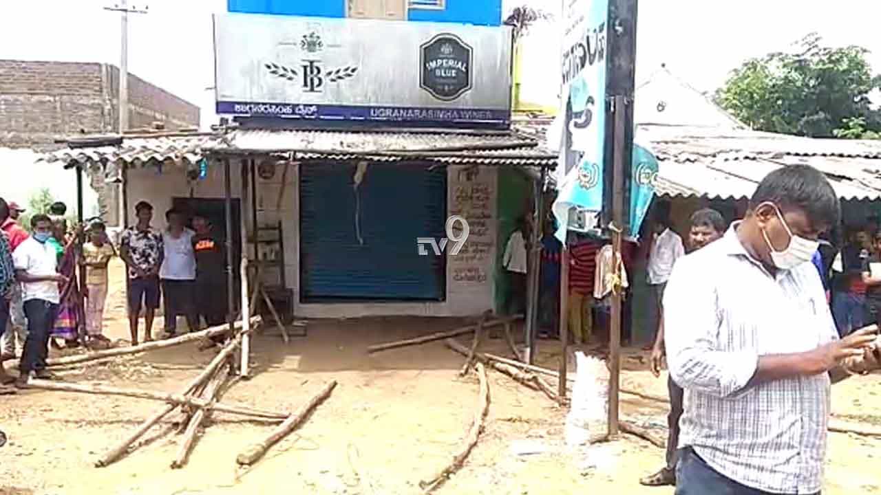 ಮದ್ಯದಂಗಡಿ ಮುಚ್ಚುವಂತೆ ಗ್ರಾಮಸ್ಥರಿಂದ ಧರಣಿ, ಫ್ಲೆಕ್ಸ್​ಗಳನೆಲ್ಲ ಹರಿದು ಆಕ್ರೋಶ