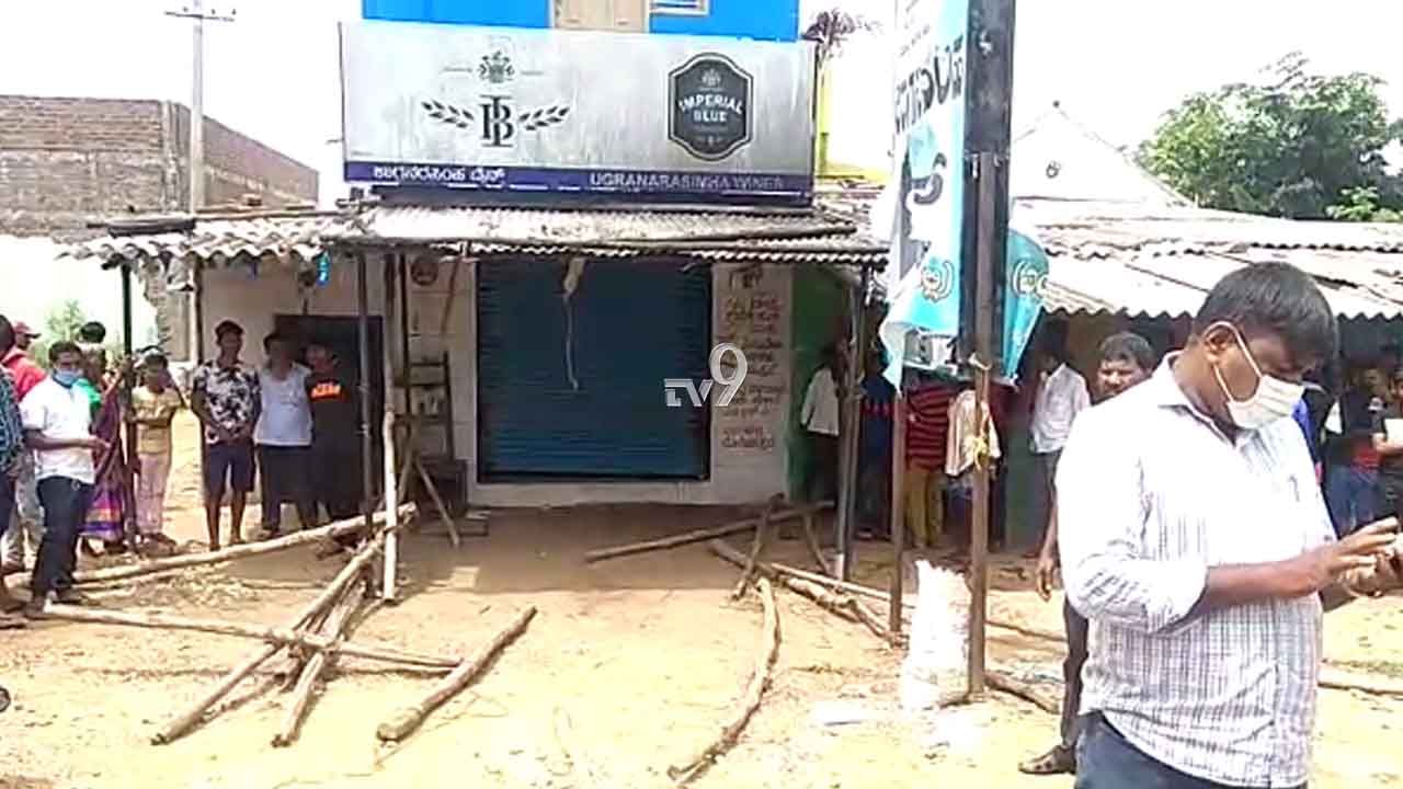 ಮದ್ಯದಂಗಡಿ ಮುಚ್ಚುವಂತೆ ಗ್ರಾಮಸ್ಥರಿಂದ ಧರಣಿ, ಫ್ಲೆಕ್ಸ್ಗಳನೆಲ್ಲ ಹರಿದು ಆಕ್ರೋಶ