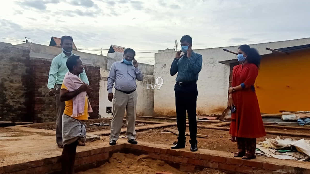 ವರ್ಷ ಕಳೆದರೂ ತೀರದ ಸಂತ್ರಸ್ತರ ಗೋಳು, ಪರಿಹಾರ ಕೈ ಸೇರದೆ ಕಷ್ಟವಾಗಿದೆ ಜೀವನ ವರ್ಷ ಕಳೆದರೂ ತೀರದ ಸಂತ್ರಸ್ತರ ಗೋಳು, ಪರಿಹಾರ ಕೈ ಸೇರದೆ ಕಷ್ಟವಾಗಿದೆ ಜೀವನ