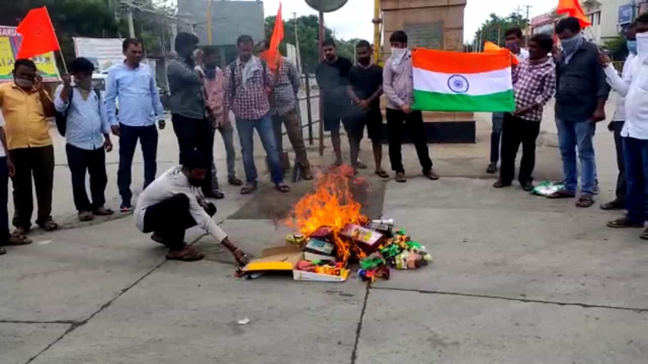 ಗಡಿ ಘರ್ಷಣೆ: ದೇಶಾದ್ಯಂತ ಪ್ರತಿಭಟನೆ, ಚೀನಾ ಐಟಂ ಪೀಸ್ ಪೀಸ್.. ಗಡಿ ಘರ್ಷಣೆ: ದೇಶಾದ್ಯಂತ ಪ್ರತಿಭಟನೆ, ಚೀನಾ ಐಟಂ ಪೀಸ್ ಪೀಸ್..